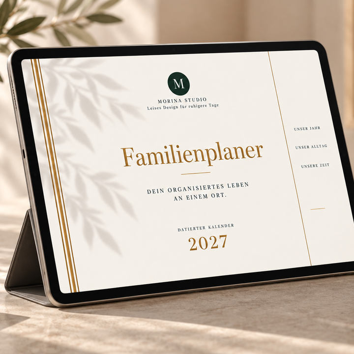 Familienplaner Luxus 2027 auf einem Tablet – digitales Deckblatt in Creme, Waldgrün und Gold
