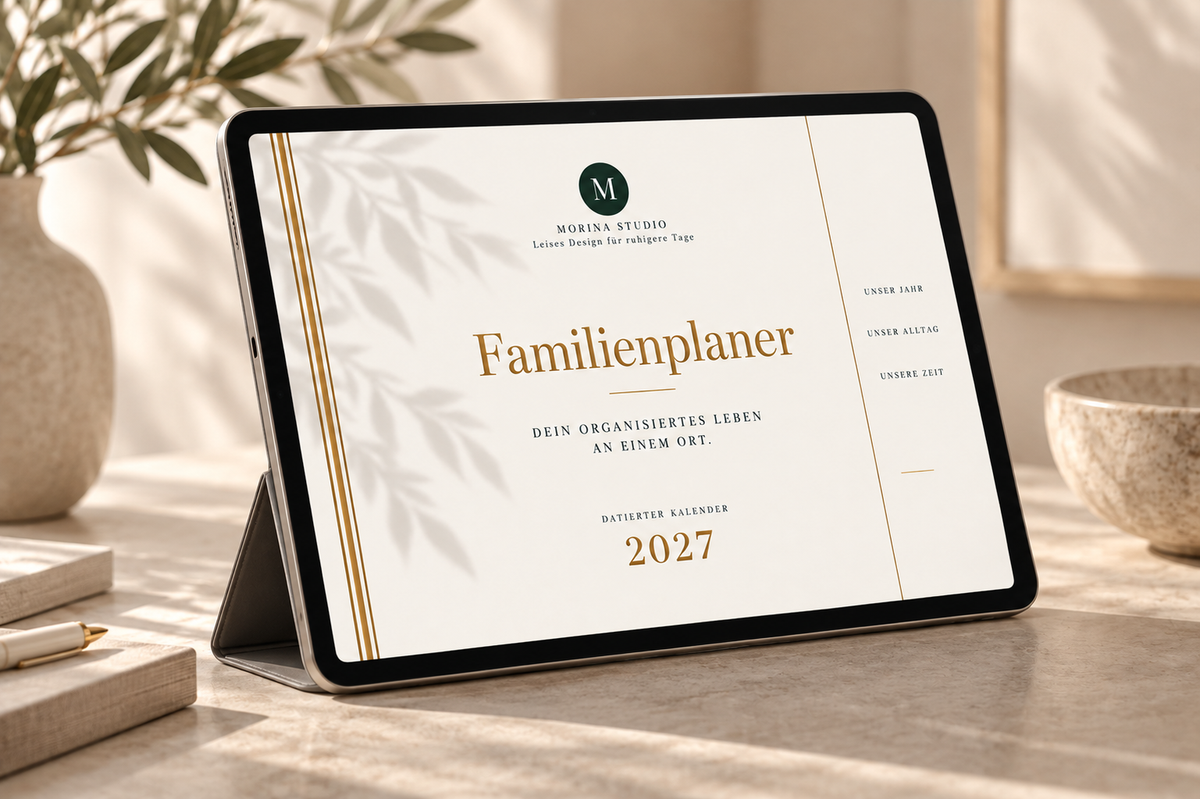 Familienplaner Luxus 2027 auf einem Tablet – digitales Deckblatt in Creme, Waldgrün und Gold