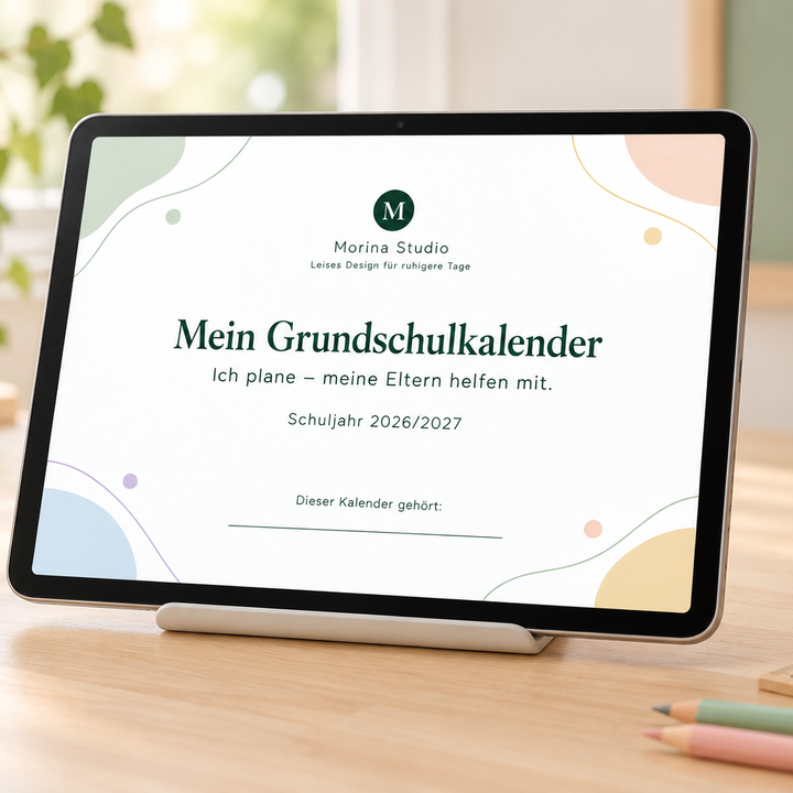 Mein Grundschulkalender 2026/27 – das Cover auf einem iPad, daneben Buntstifte