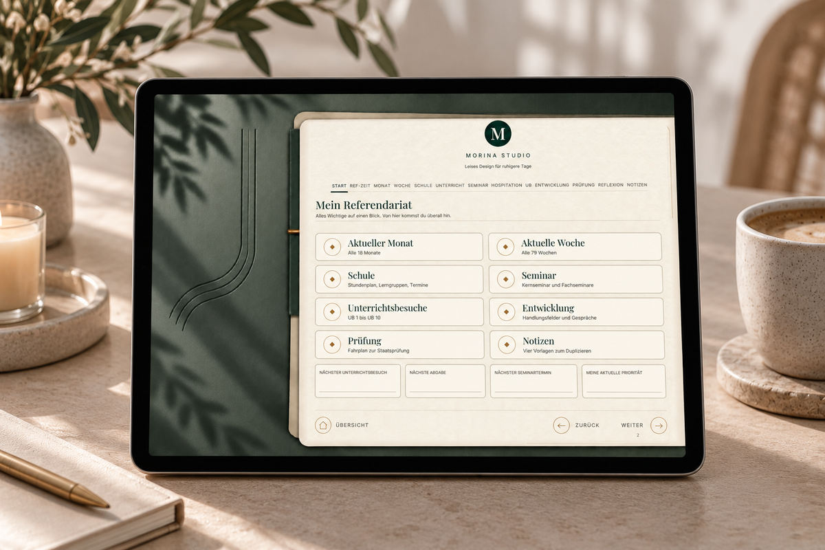 Startseite Mein Referendariat auf dem Tablet in der dunkelgrünen Ausgabe mit Kacheln zu Monat, Woche, Schule, Seminar, Unterrichtsbesuchen, Entwicklung, Prüfung und Notizen.