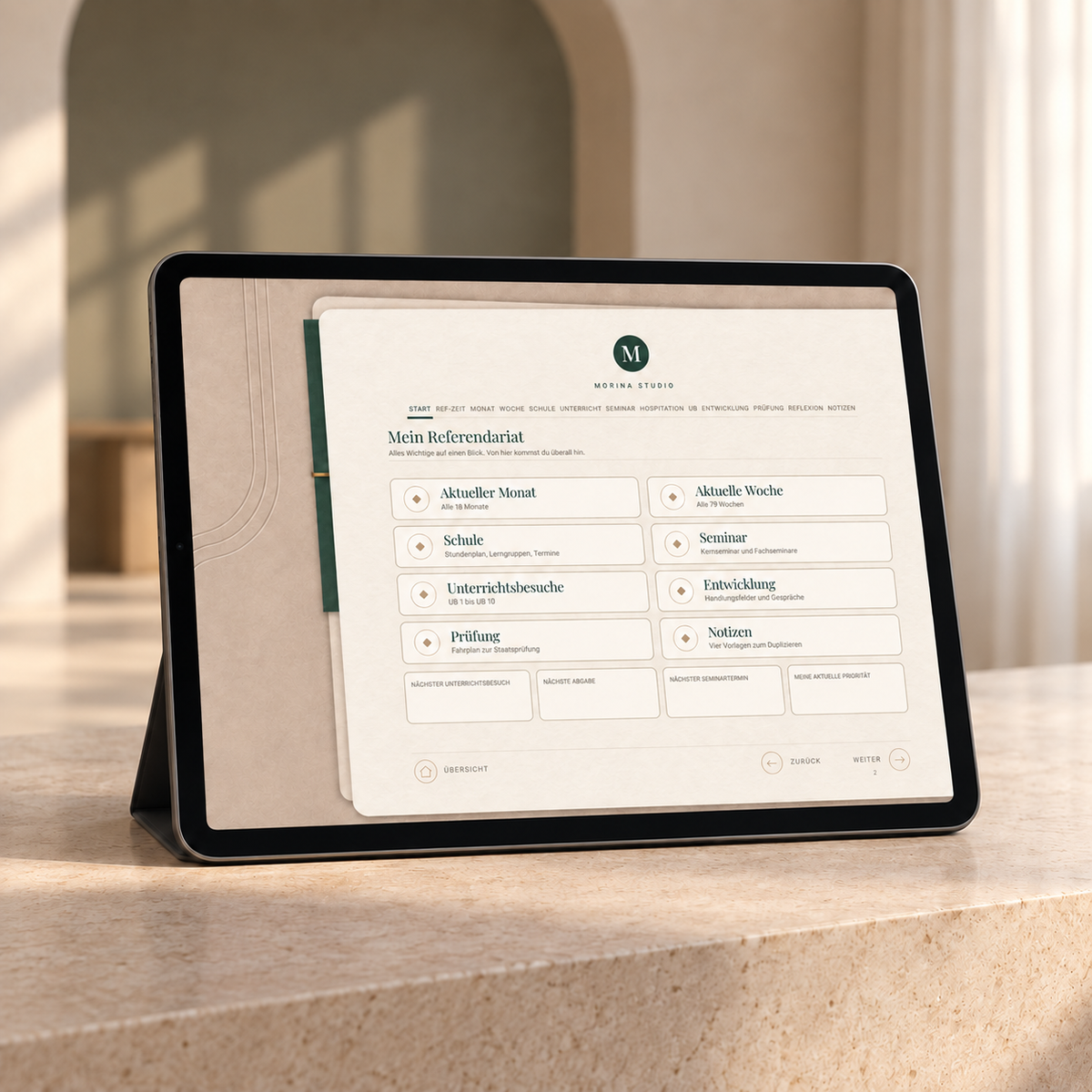Startseite Mein Referendariat auf dem Tablet mit Kacheln zu Monat, Woche, Schule, Seminar, Unterrichtsbesuchen, Entwicklung, Prüfung und Notizen.