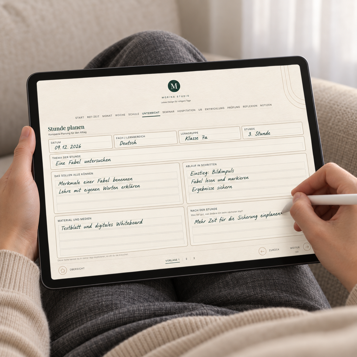 Ausgefüllte Seite Stunde planen auf dem Tablet, mit Stift beschrieben: Datum, Fach, Lerngruppe, Thema, Ablauf und Reflexion nach der Stunde.